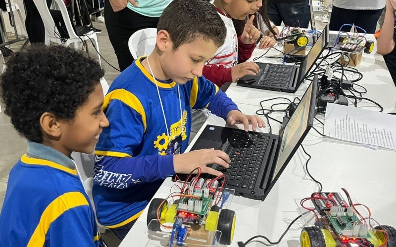 Tecnologia faz com que crianças aprendam a utilizar robôs antes mesmo da alfabetização em escolas da região