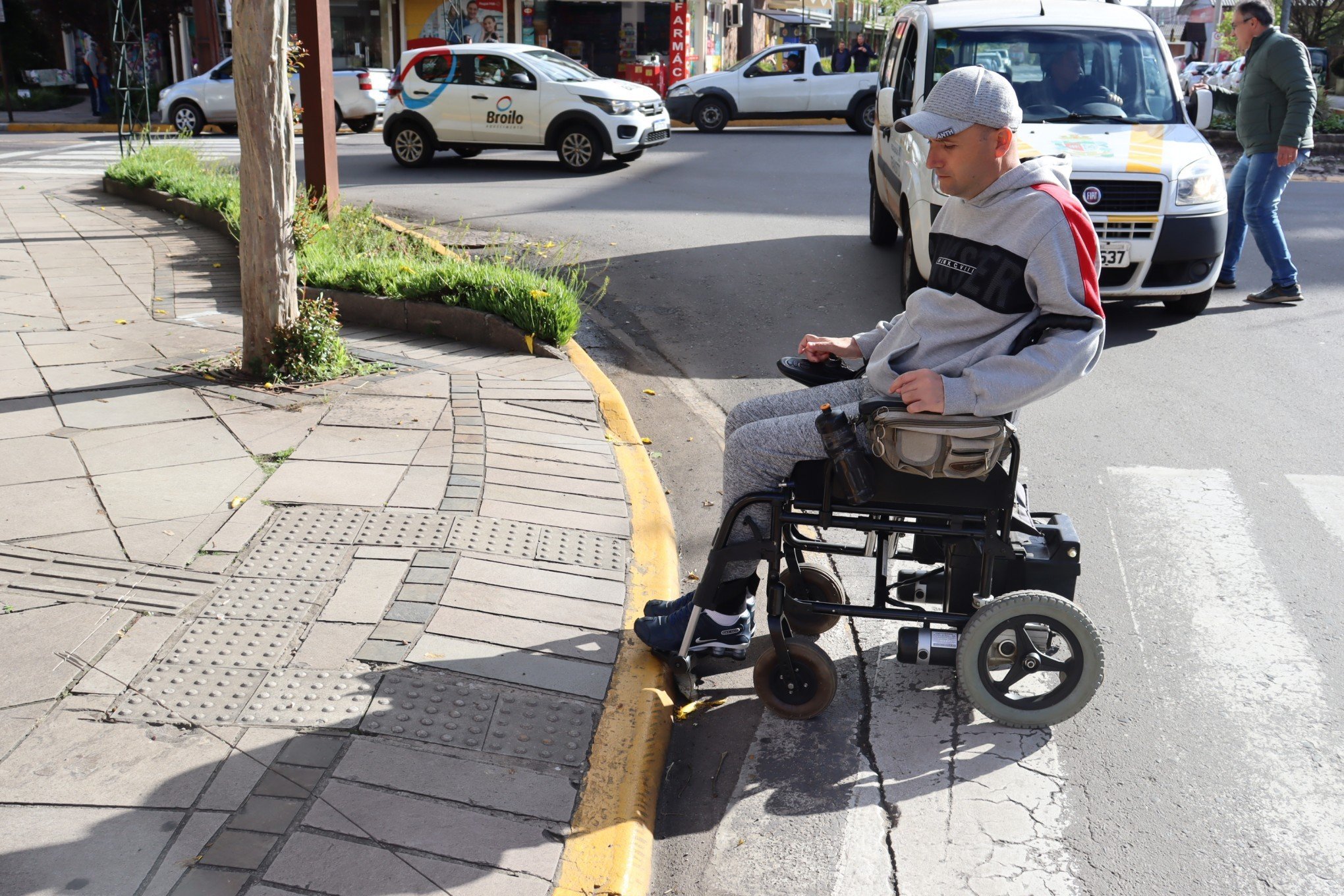 Cadeirante mostra as dificuldades para se locomover pelos espaços públicos de Gramado