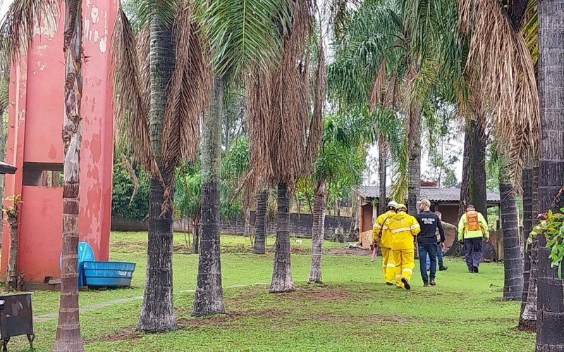 Bombeiros e policiais no terreno da clÃ­nica clandestina