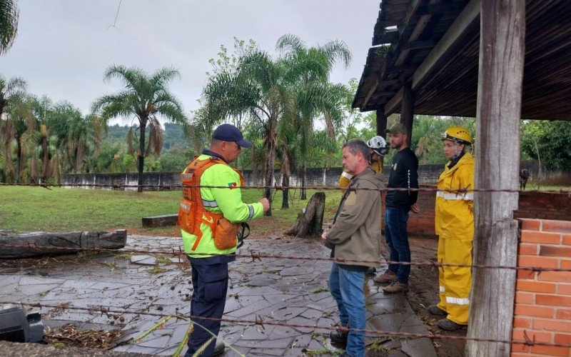 Bombeiros e policiais no terreno da clÃ­nica clandestina