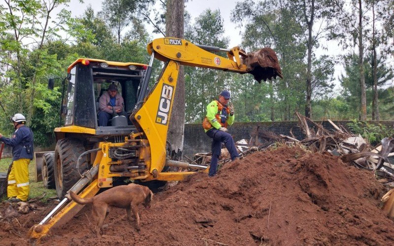 PolÃ­cia e Bombeiros fazem buscas em terreno de clÃ­nica clandestina