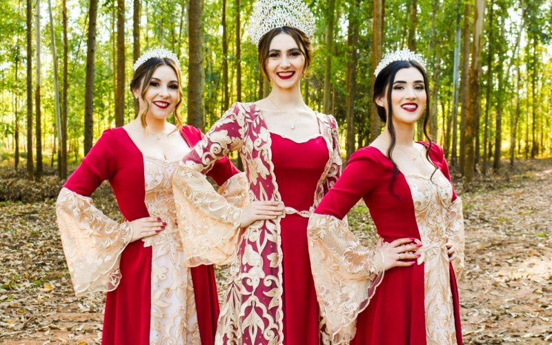 corte de soberanas da Volksfest 2023 - princesas Juliane Carvalho e Bruna Leindecker junto à rainha Juliana Lunardon