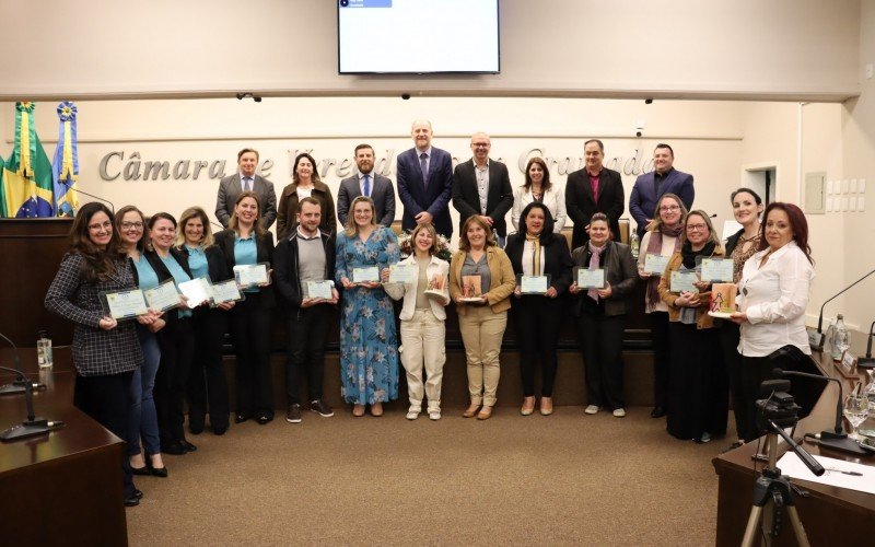 Vereadores e professores premiados na edição do concurso em 2022