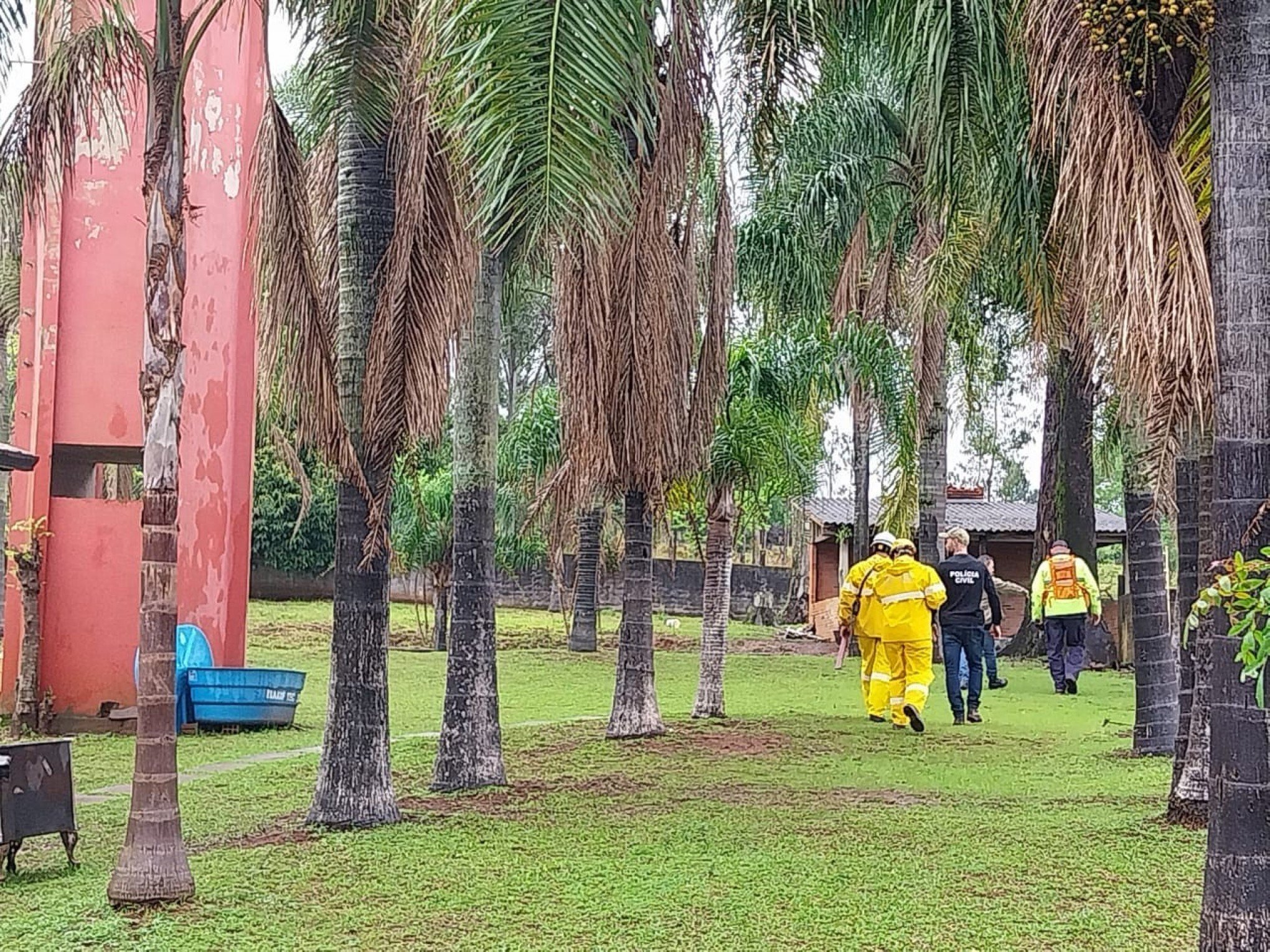 CLÍNICA CLANDESTINA: Polícia e Bombeiros levam cães farejadores para procurar corpos no terreno