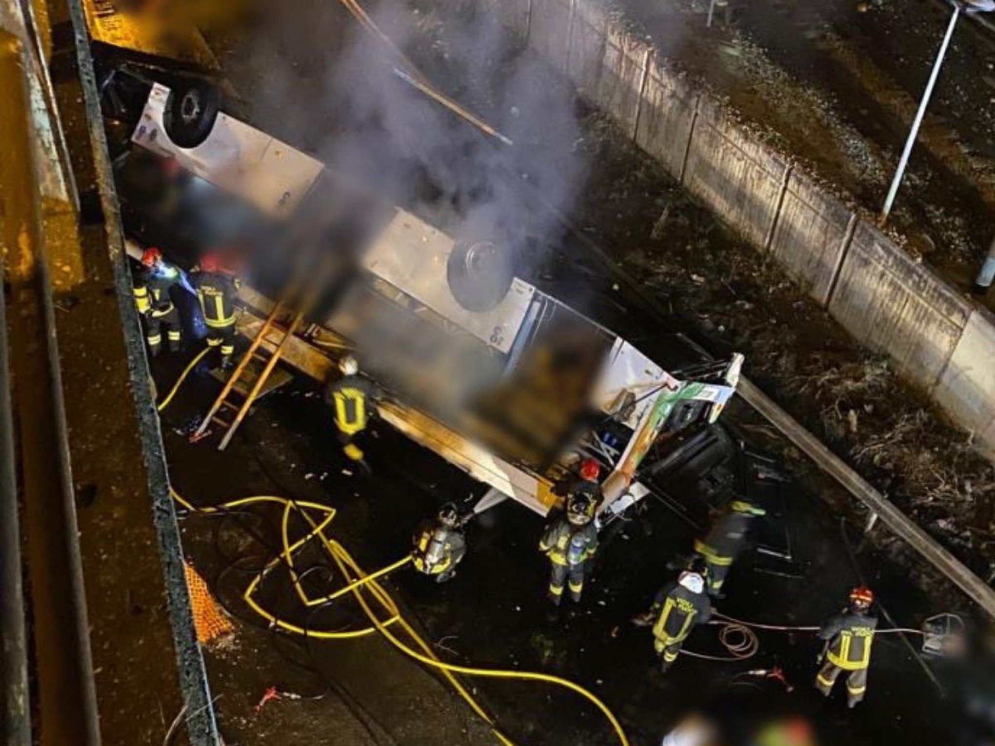 Crianças estão entre as 21 pessoas mortas em explosão de ônibus que caiu de ponte em Veneza