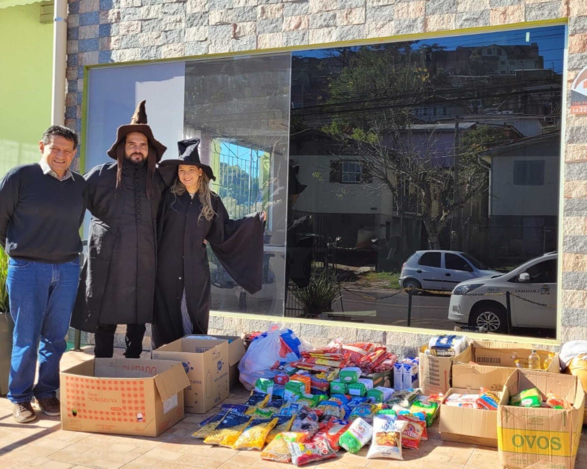 Parque temático de Gramado realiza entrega de meia tonelada de alimentos para Prefeitura