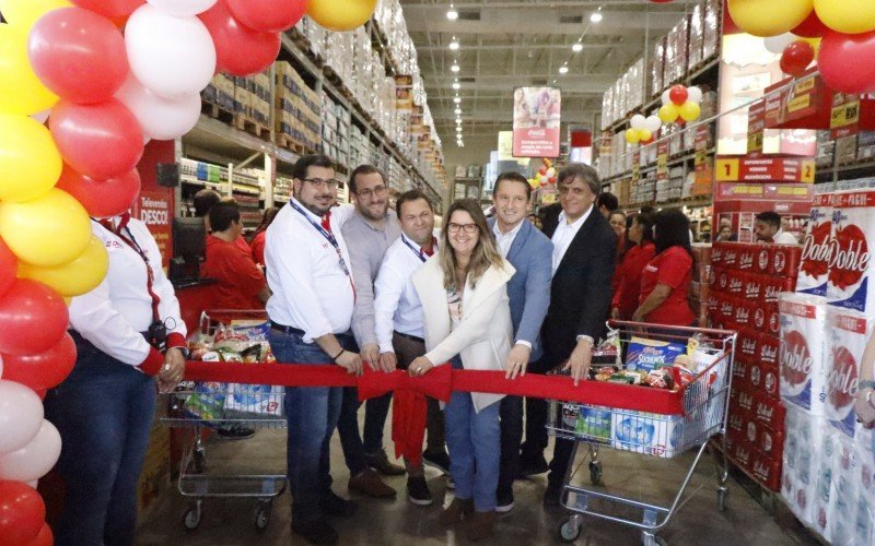 Diretoria do Grupo Imec e presidente da Agas, AntÃ´nio Cesa Longo, fizeram o corte da fita simbolizando a abertura oficial da mais nova loja Desco