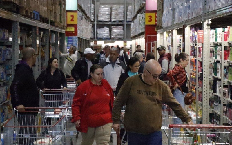 Centenas de clientes lotaram a lojas assim que portas foram abertas