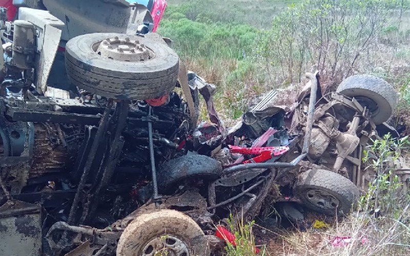 CaminhÃ£o tomba em acidente com carro na RS-235, em SÃ£o Francisco de Paula