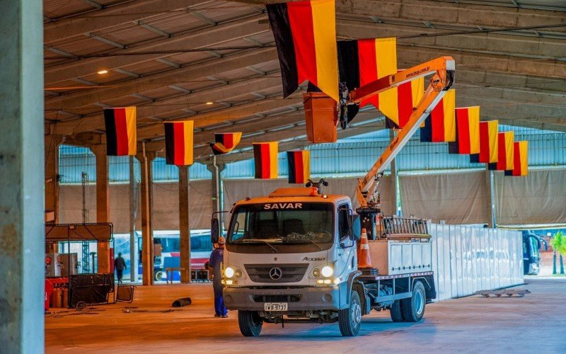 Preparação do Parque Assis Brasil para a 4ª Oktoberfest de Esteio