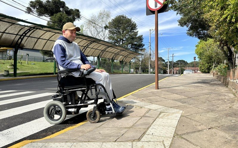 Fernando é cadeirante e mostra as dificuldades de locomoção pelos espaços públicos do Centro de Gramado