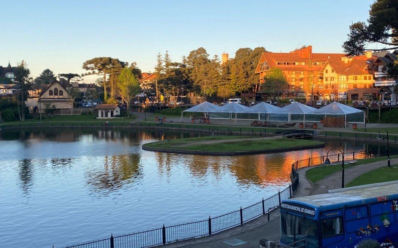 Montagem da Feira do Livro de Gramado no Lago Joaquina Rita Bier