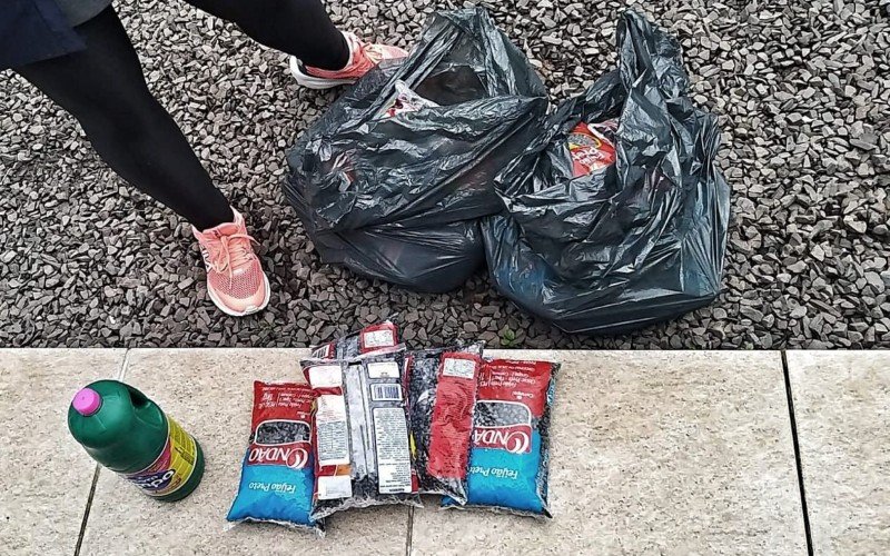 No local, foram apreendidos alimentos fora do prazo de validade