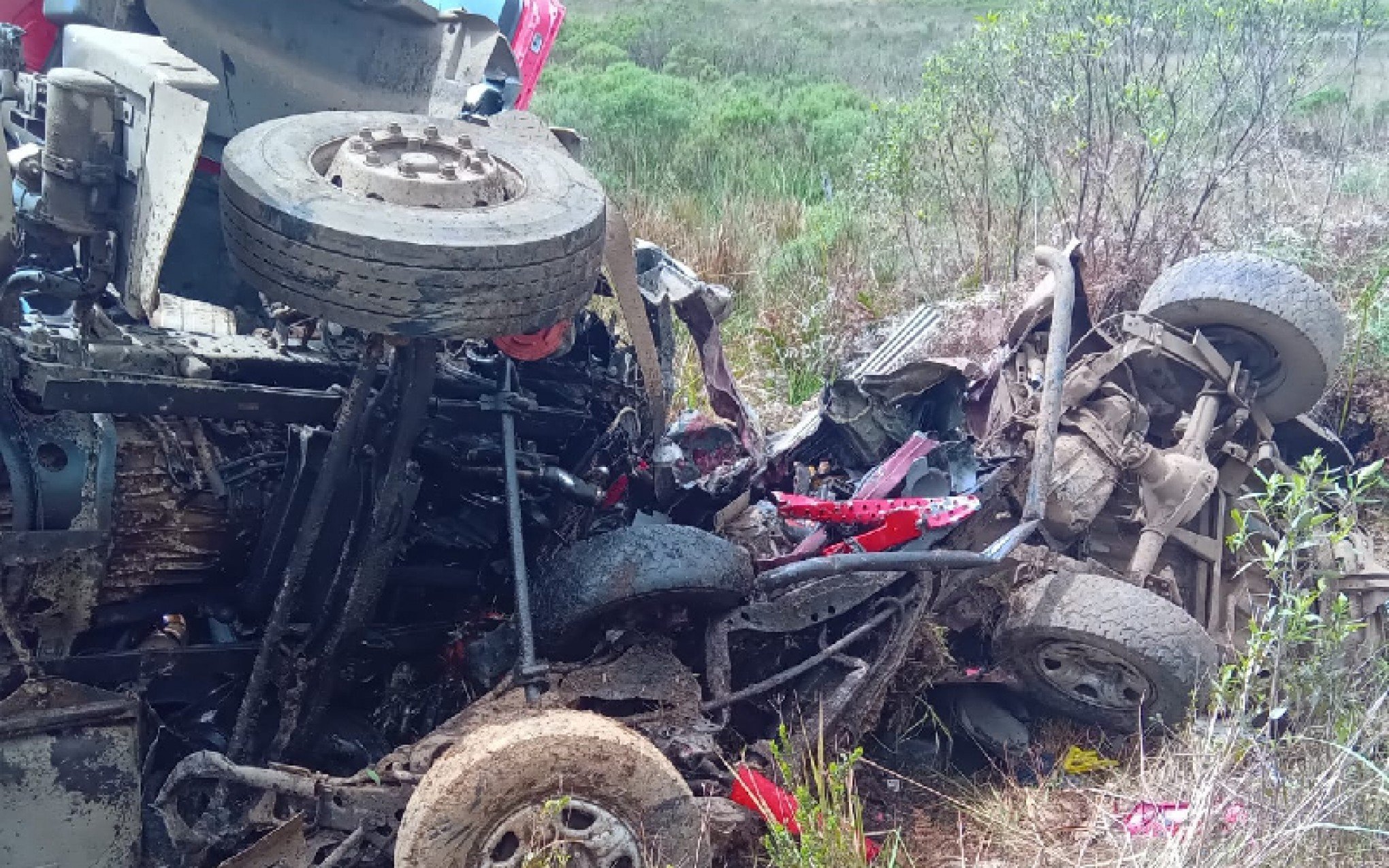 Carro esmagado por caminhão: Quatro corpos foram removidos das ferragens; última vítima é procurada