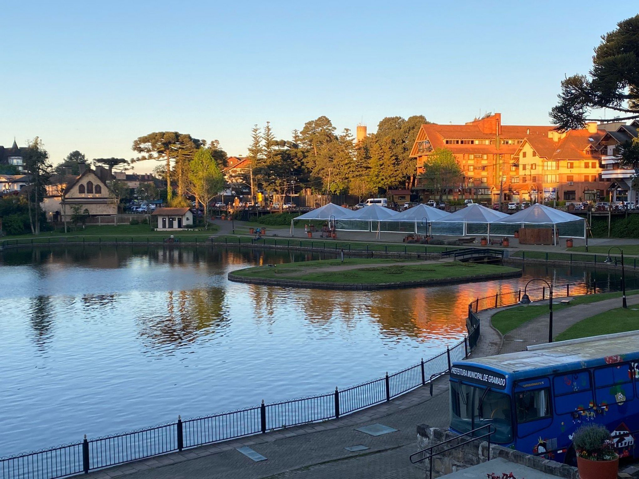 Feira do Livro de Gramado e edições de Oktoberfest pela região marcam final de semana