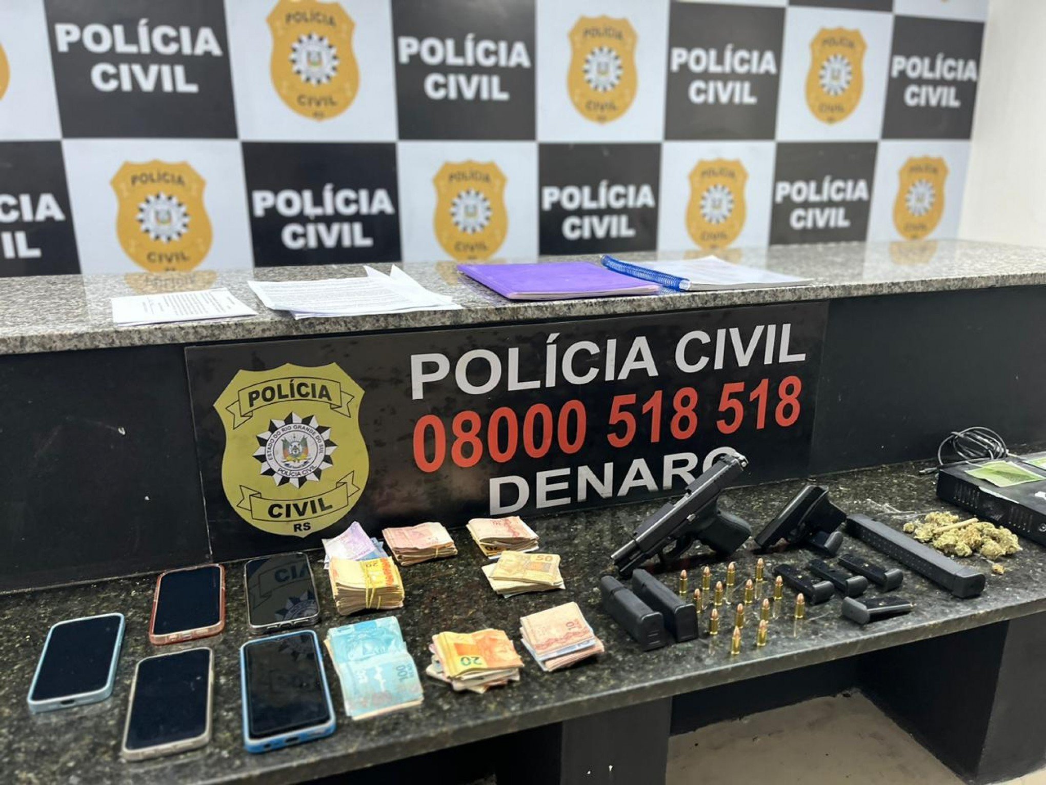 Armas, drogas, dinheiro e celulares foram apreendidos na residência do foragido na manhã desta quinta-feira (5) | Jornal NH