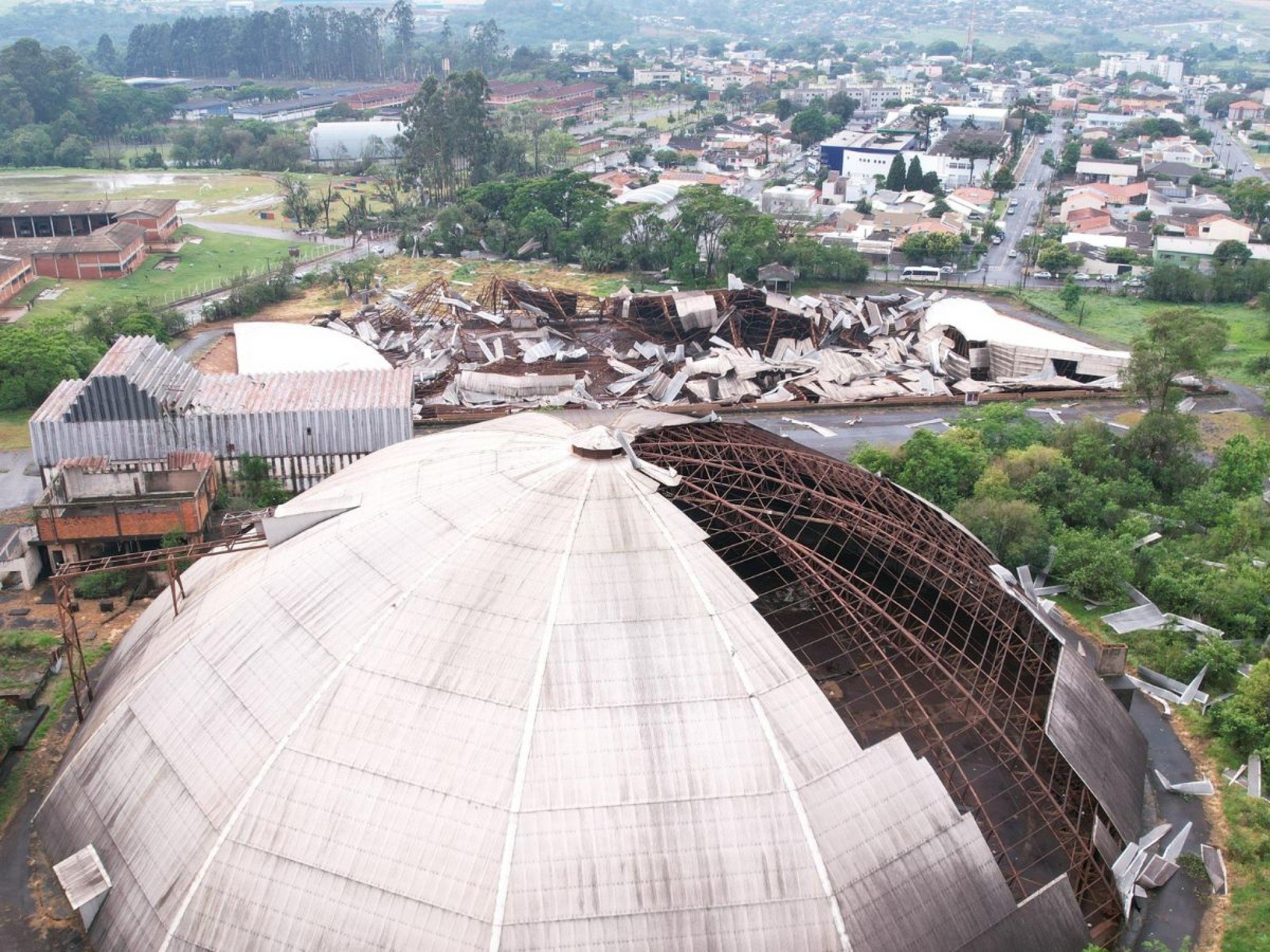 Tornado deixa rastro de destruição no Paraná; veja imagens e entenda o fenômeno