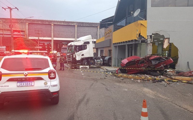 "Nasci de novo", diz mulher que escapou de ser atingida por caminhão desgovernado por segundos