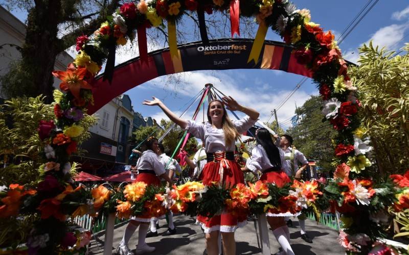 Desfile temático das manhãs de domingo é tradição na Oktoberfest de Santa Cruz | Jornal NH