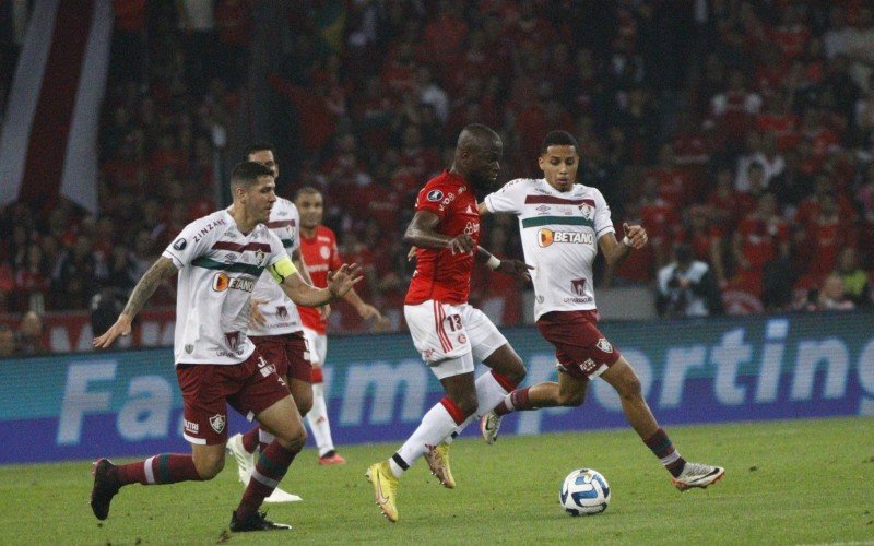 Enner Valencia disputa a bola contra jogadores do Fluminense | Jornal NH