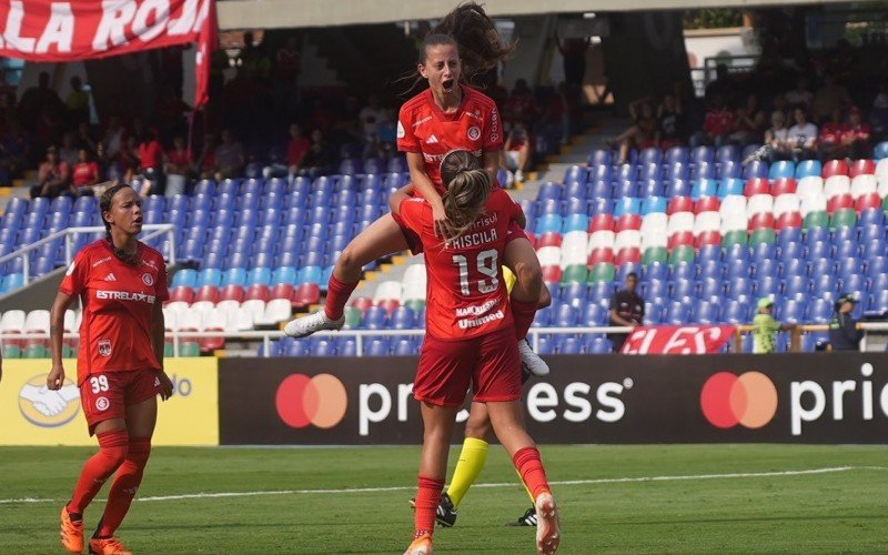 Gurias comemoram gol em partida história pela Libertadores | Jornal NH