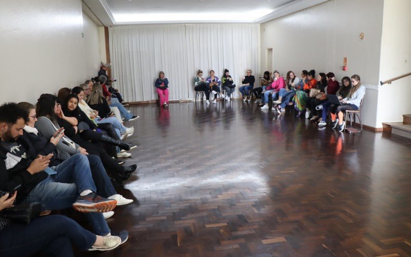 Fila de espera para entrar no Bazar Rosa Choque na Sociedade GinÃ¡stica