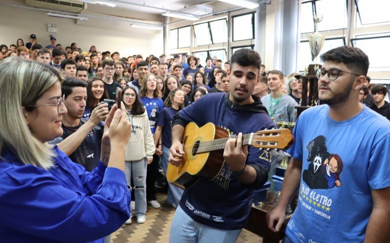 Banda da Trio Eletro puxou mÃºsica que foi cantada em homenagem ao professor CÃ­cero 