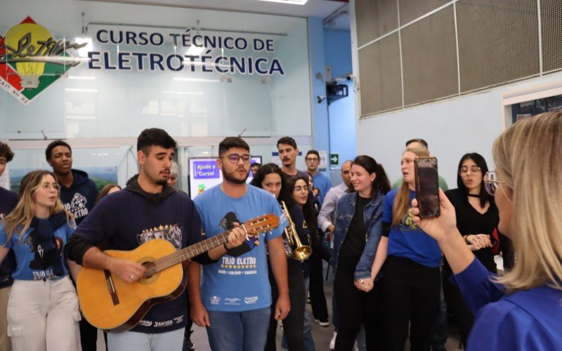 Banda da Trio Eletro puxou mÃºsica que foi cantada em homenagem ao professor CÃ­cero 