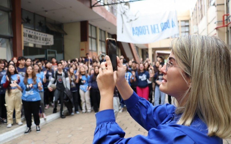 Professor CÃ­cero assistiu homenagem em tempo real atravÃ©s de vÃ­deochamada feita por ex-aluna