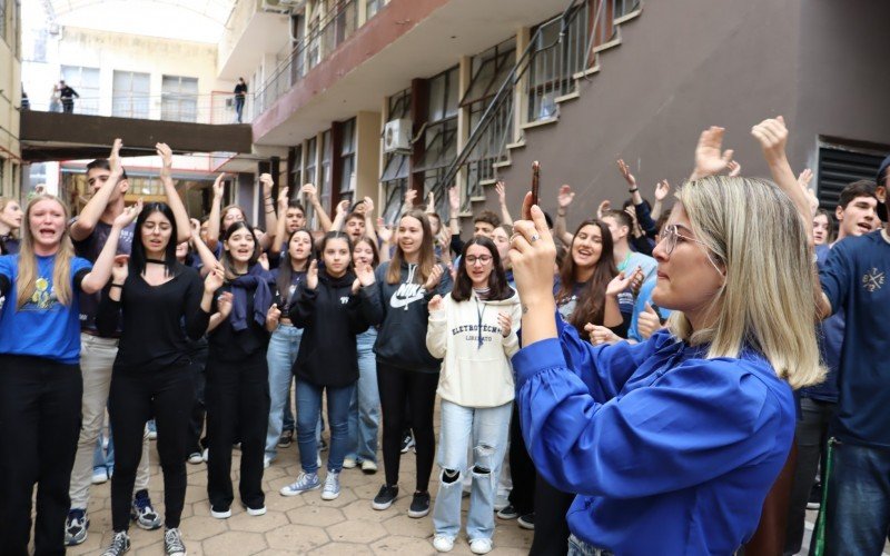 Alunos, professores, funcionÃ¡rios e ex-alunos se reuniram para homenagear professor CÃ­cero