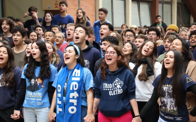 Alunos, professores, funcionÃ¡rios e ex-alunos se reuniram para homenagear professor CÃ­cero