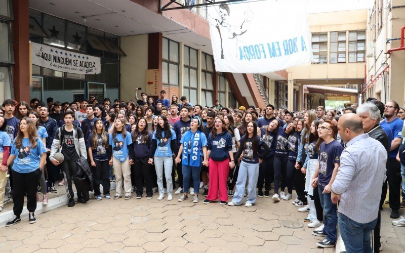 Alunos, professores, funcionÃ¡rios e ex-alunos se reuniram para homenagear professor CÃ­cero