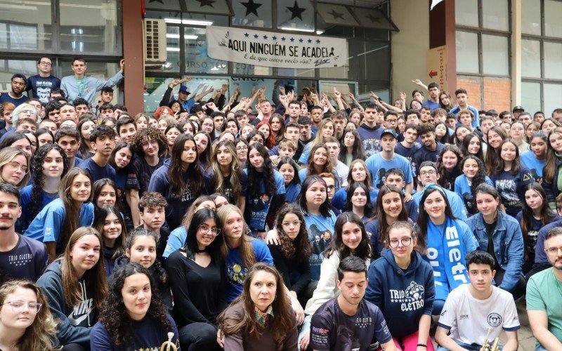 Alunos, professores, funcionários e ex-alunos se reuniram para homenagear professor Cícero; ao fundo, faixa com frase clássica do professor durante as gincanas | Jornal NH