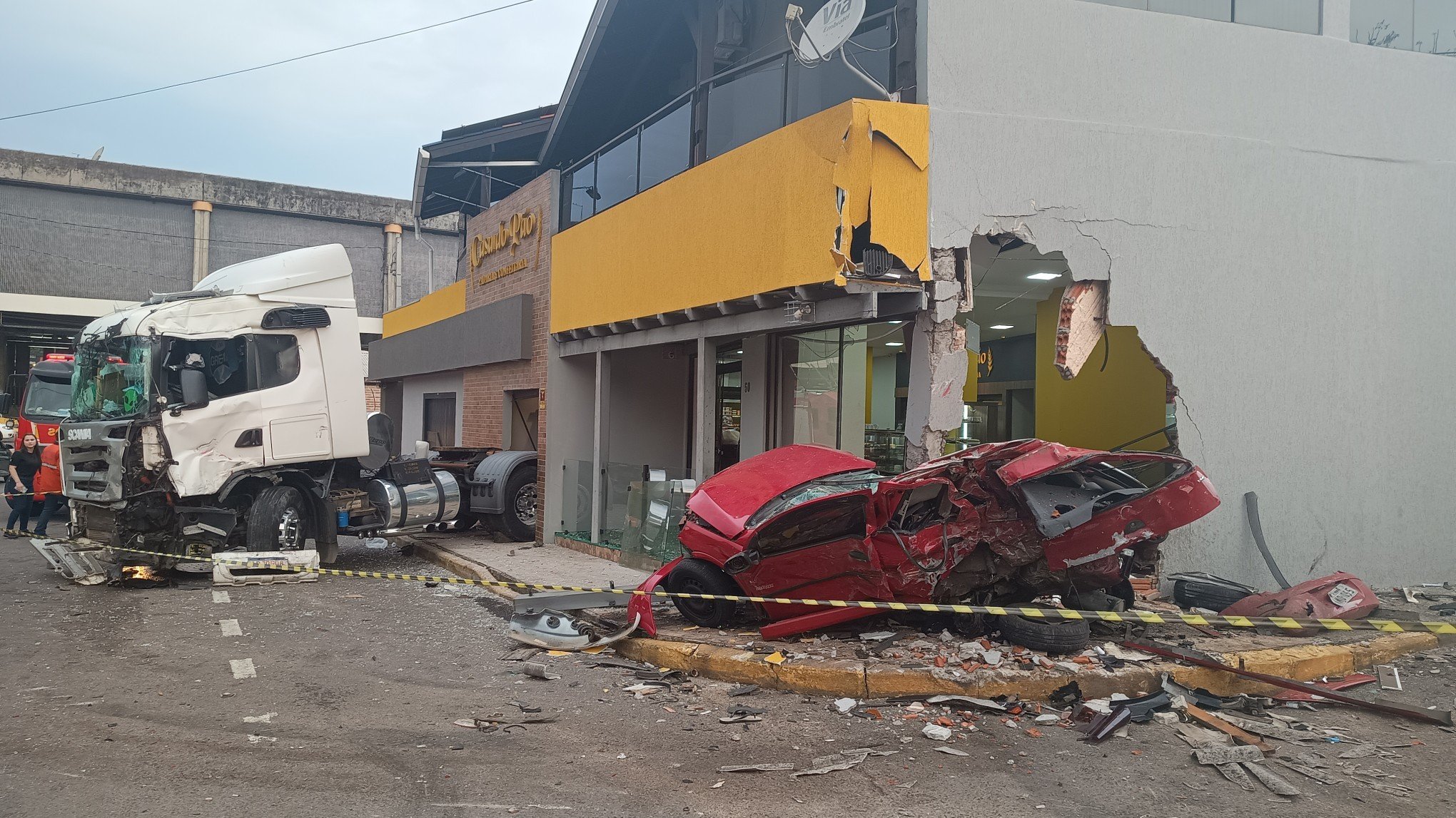 Caminhão descontrolado causa acidente na Avenida Unisinos, próximo ao Fórum de São Leopoldo