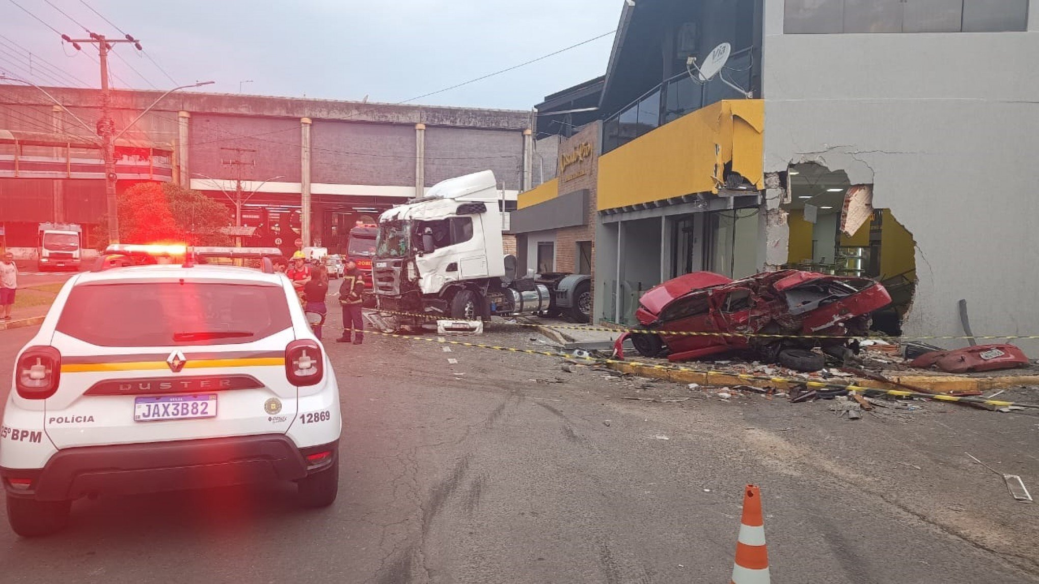 Caminhão descontrolado causa acidente na Avenida Unisinos, próximo ao Fórum de São Leopoldo