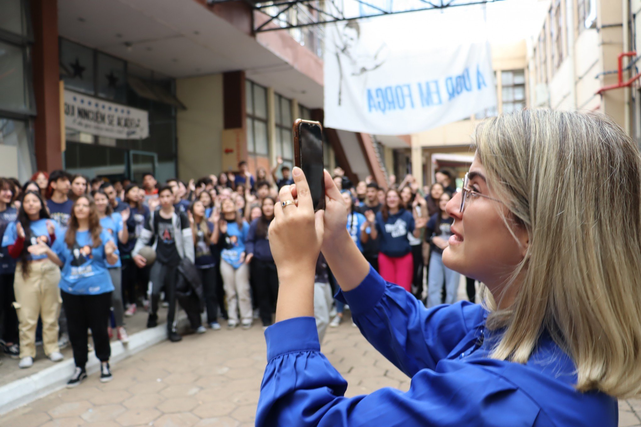 Professor da Liberato que luta contra câncer assiste a homenagem e fala com alunos: "Para a eternidade"