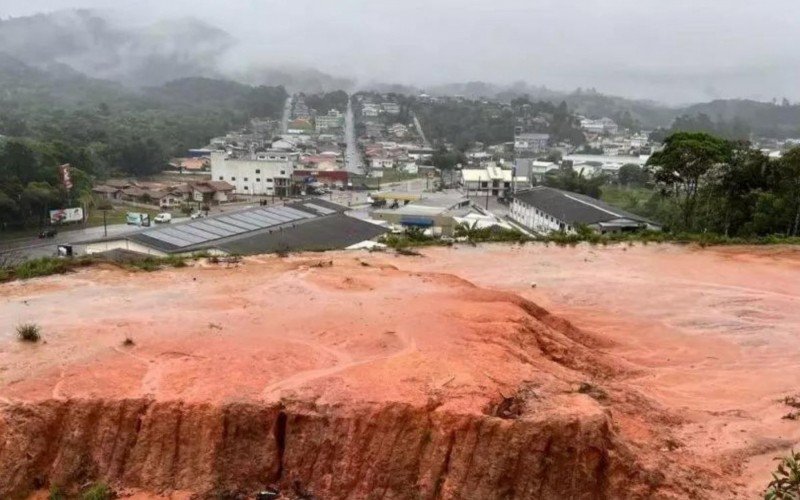 Gaspar sofre com deslizamento de terra | Jornal NH