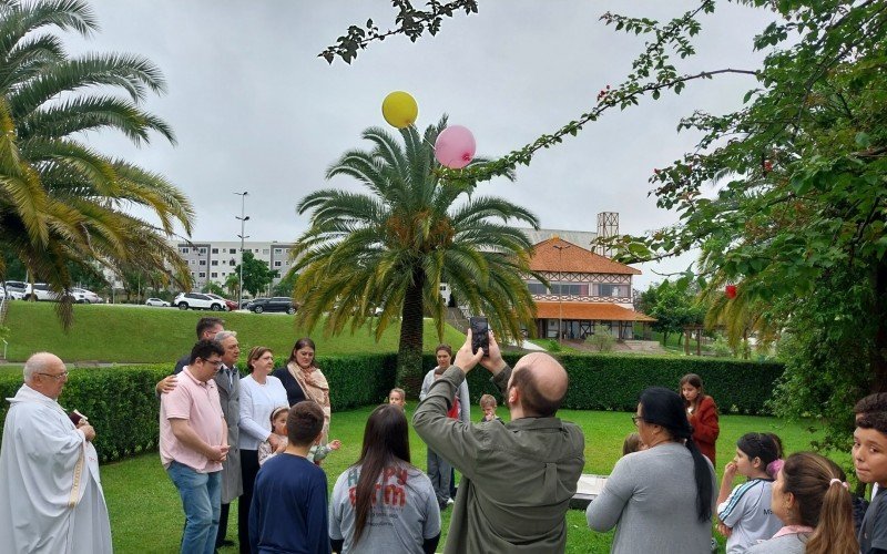 Manifesto do Jardim em frente ao tÃºmulo de Alfredinho