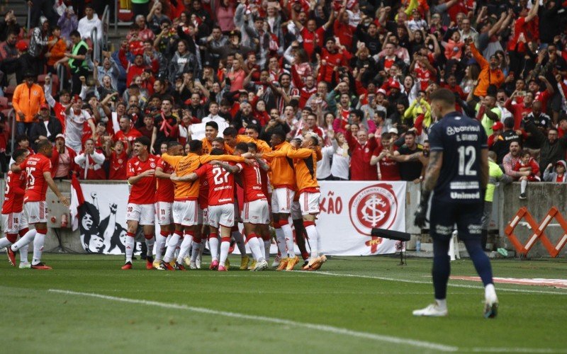 Em jogo de cinco gols, Colorado leva a melhor e vence o Gre-Nal 440