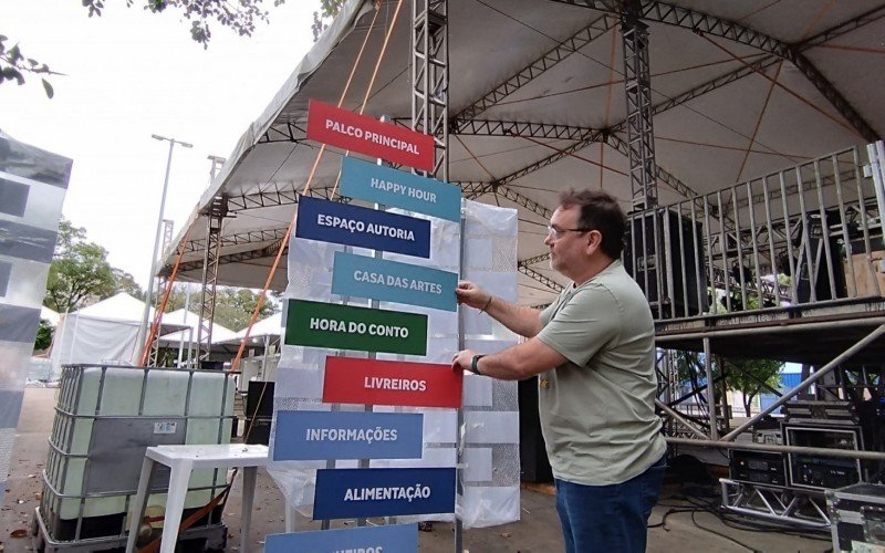 Secretário de Cultura Ralfe Cardoso conferia, no domingo, a estrutura da feira | Jornal NH