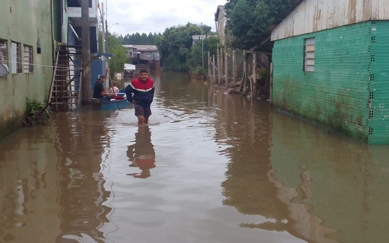 Rio CaÃ­ atinge famÃ­lias em SÃ£o SebastiÃ£o do CaÃ­