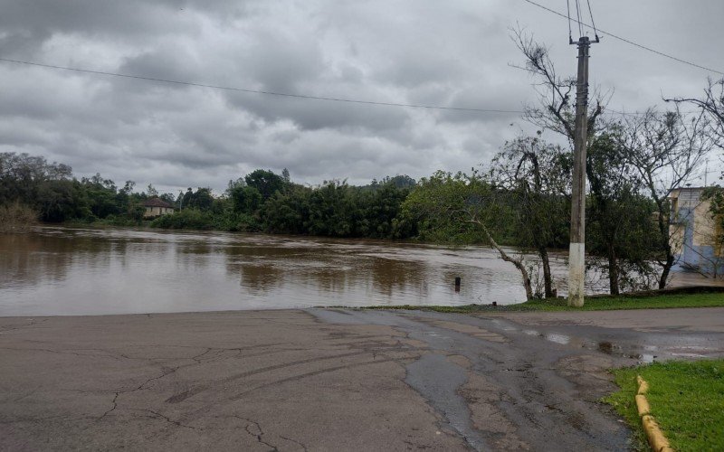 Rio CaÃ­ atinge famÃ­lias em SÃ£o SebastiÃ£o do CaÃ­