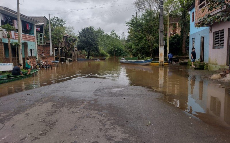 Rio CaÃ­ atinge famÃ­lias em SÃ£o SebastiÃ£o do CaÃ­