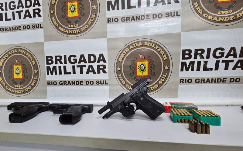 Armas e muniÃ§Ãµes encontradas no apartamento em que suposto delegado uruguaio estava com a companheira na Avenida MaurÃ­cio Cardoso