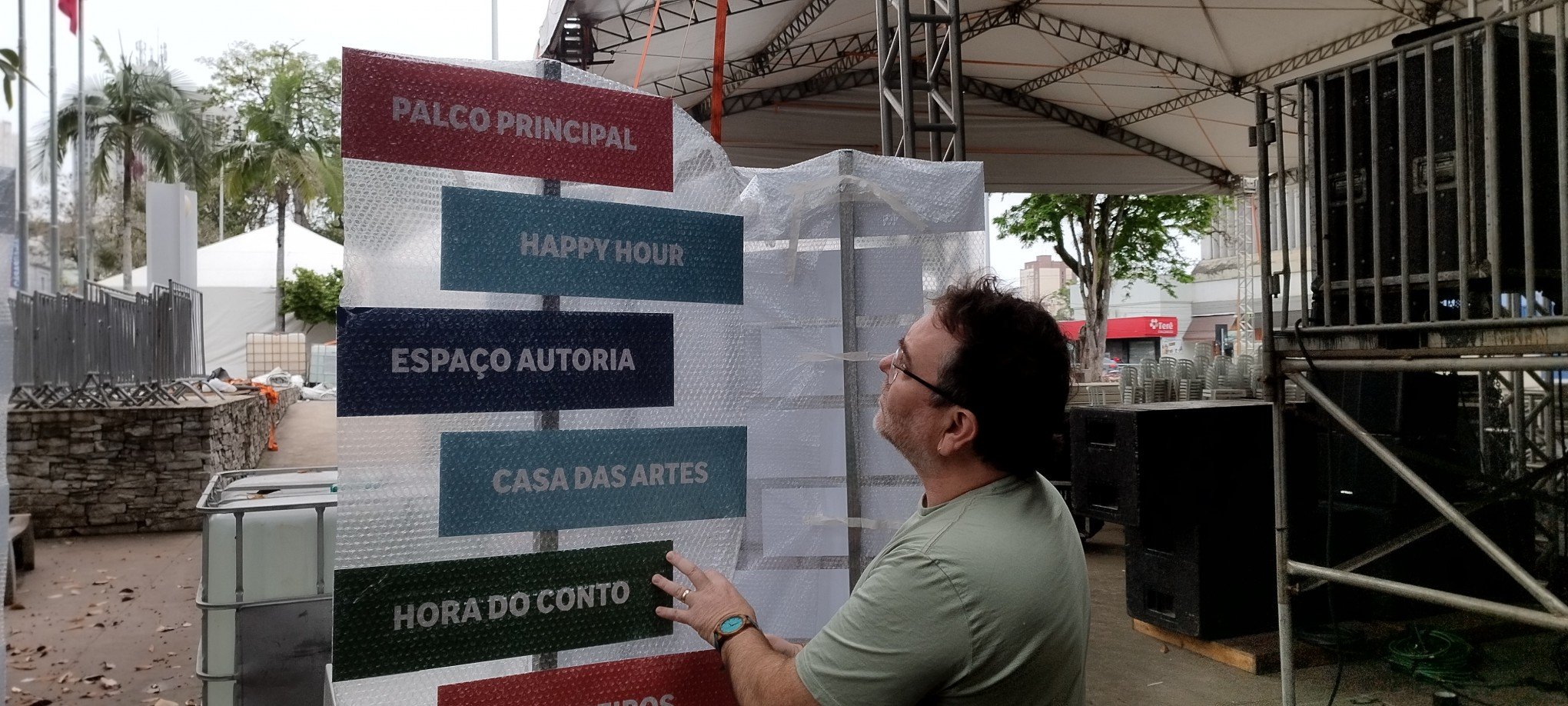 Montagem da 39ª Feira Regional do Livro de Novo Hamburgo, no domingo (8), véspera da abertura do evento. Secretário de Cultura, Ralfe Cardoso confere os ajustes da estrutura  | Jornal NH