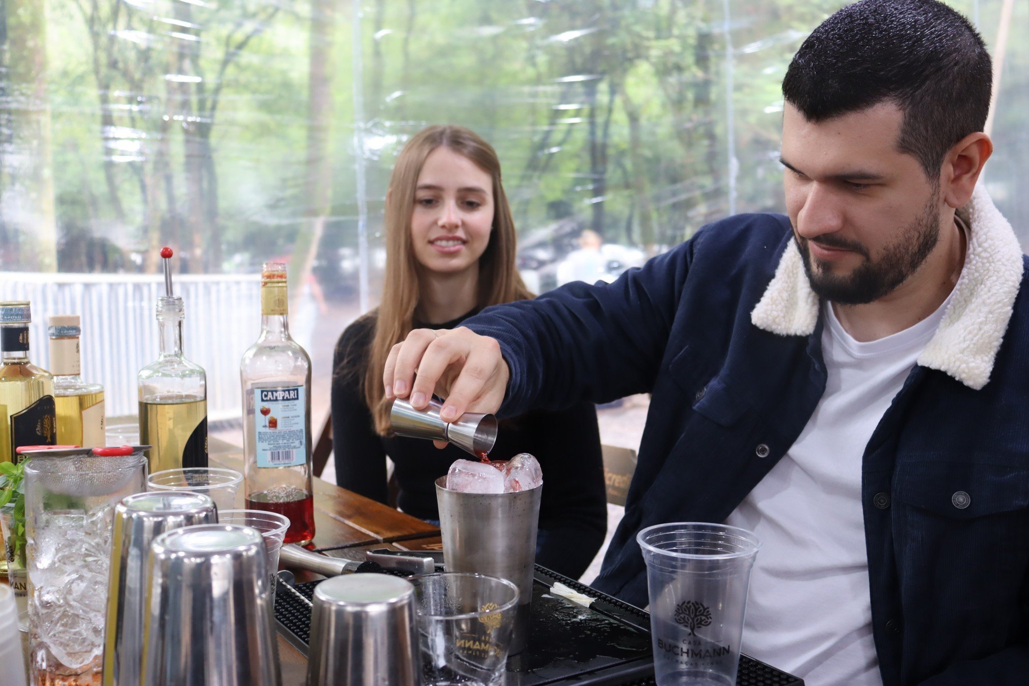 workshop de drinks com cachaÃ§a Premium/ O casal  Rebeca Seibel e  Arthur Cardoso