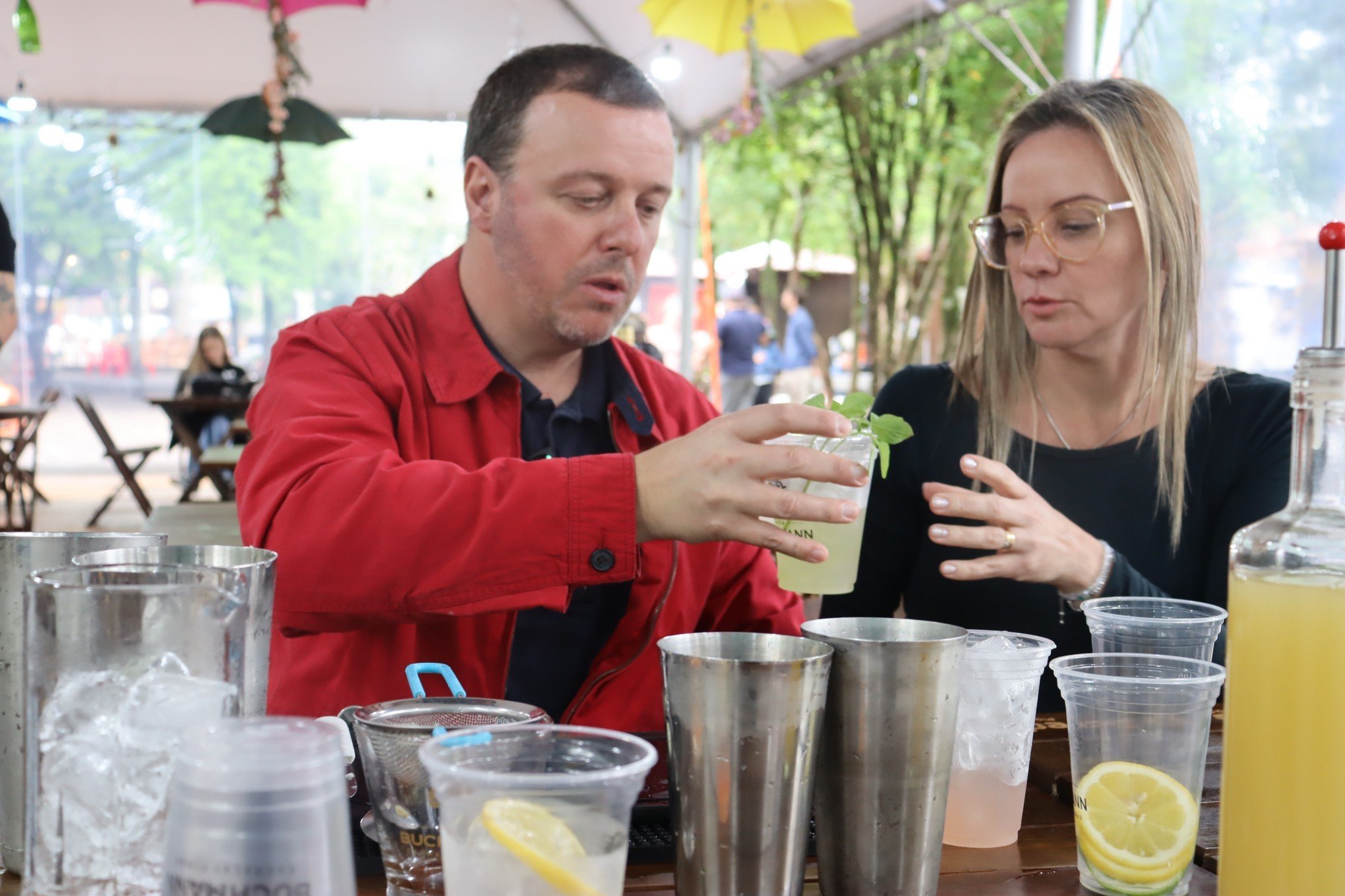 workshop de drinks com cachaÃ§a Premium/ O casal  Christian e Tatiane Einsfeld