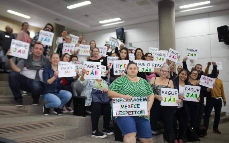 Em segunda discussÃ£o, CÃ¢mara aprova projeto que regulamenta piso da enfermagem
