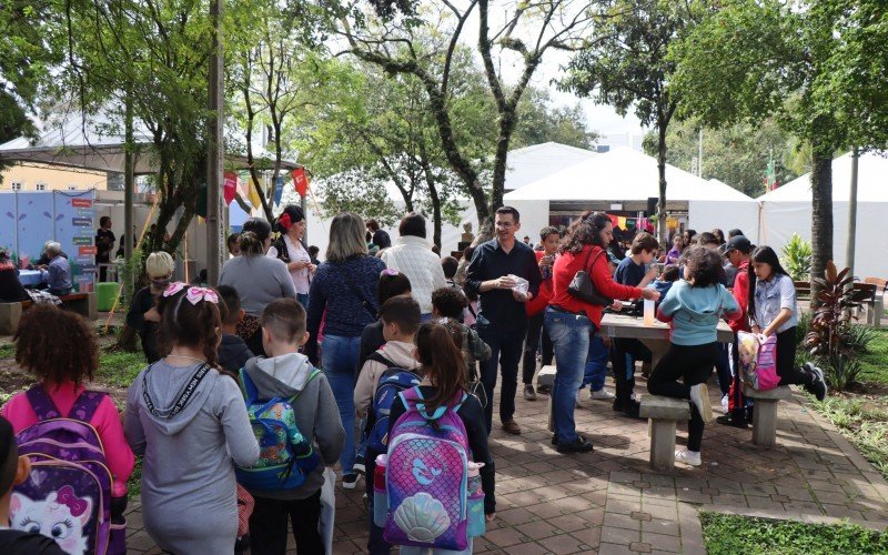 Feira do Livro de Novo Hamburgo comeÃ§ou nesta segunda-feira (9) na PraÃ§a do Imigrante