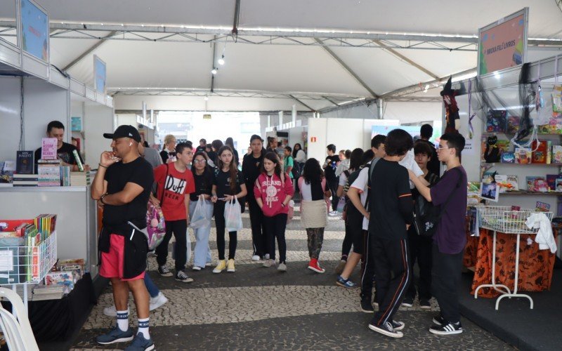 Feira do Livro de Novo Hamburgo comeÃ§ou nesta segunda-feira (9) na PraÃ§a do Imigrante